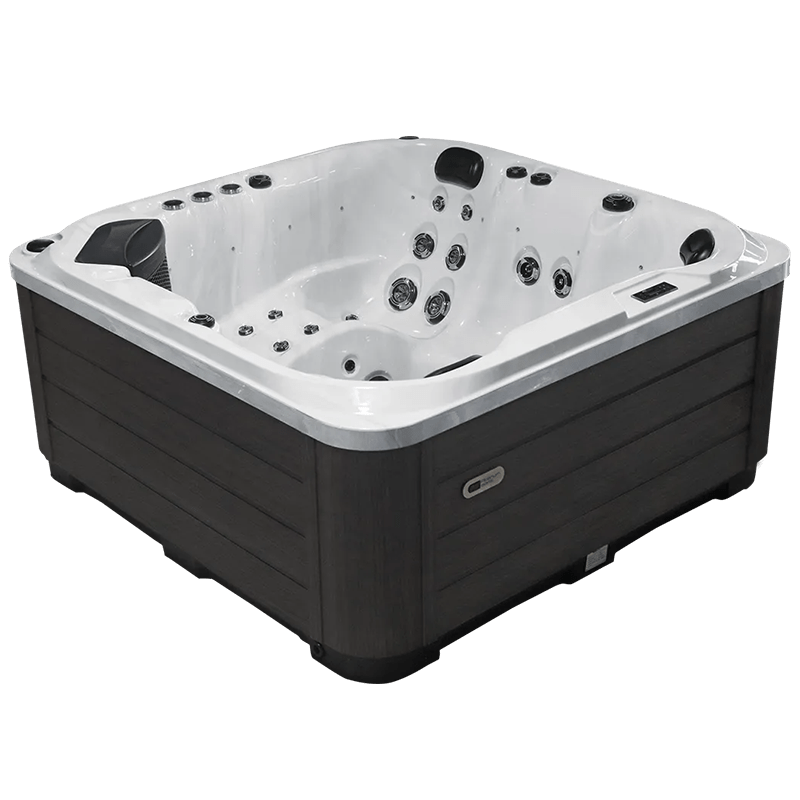 Luxuriöser Whirlpool mit Massagedüsen und Holzverkleidung