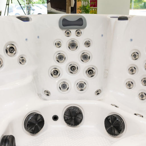Luxus-Whirlpool mit vielen Massagedüsen
