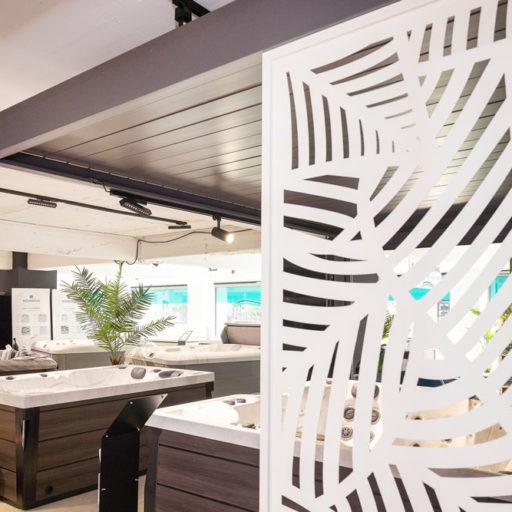 Showroom mit Whirlpools und Holzdekorwand