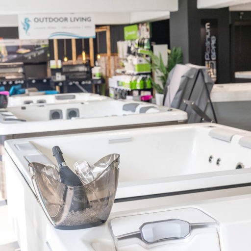 Indoor Pool-Spa-Ausstellung mit Champagnerkühler