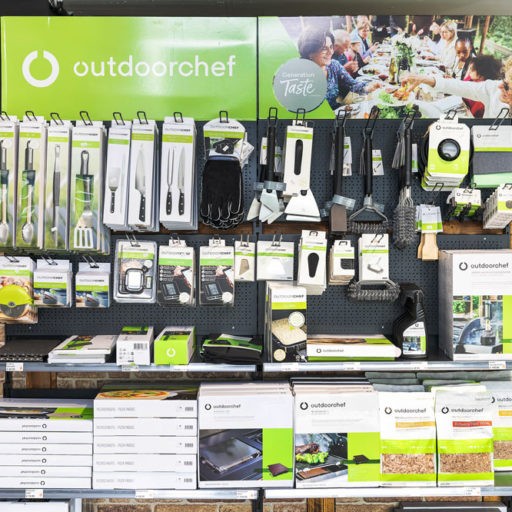 Verkaufsdisplay für Grillzubehör und Grillutensilien.