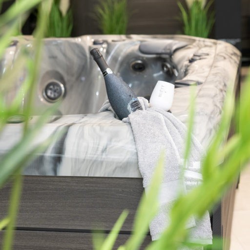 Luxus Whirlpool mit Sektflasche und Handtuch