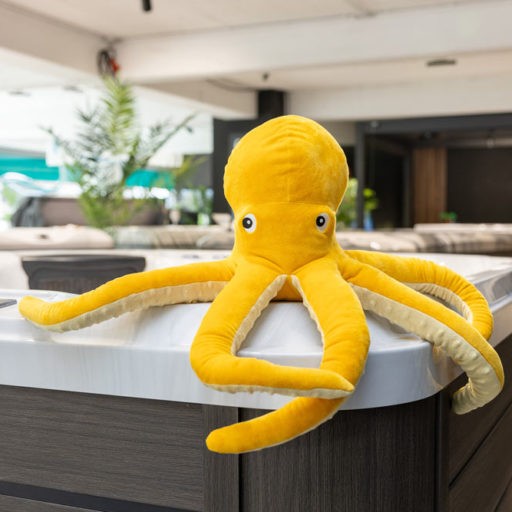 Gelber Plüschkrake sitzt auf einem Whirlpool.