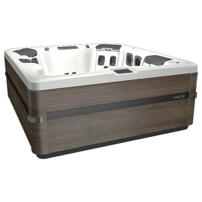 Moderner Whirlpool mit Holzverkleidung