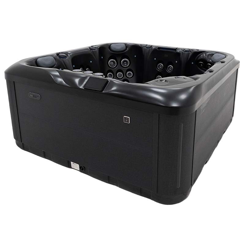 Schwarzer Whirlpool mit Jets und Armlehnen