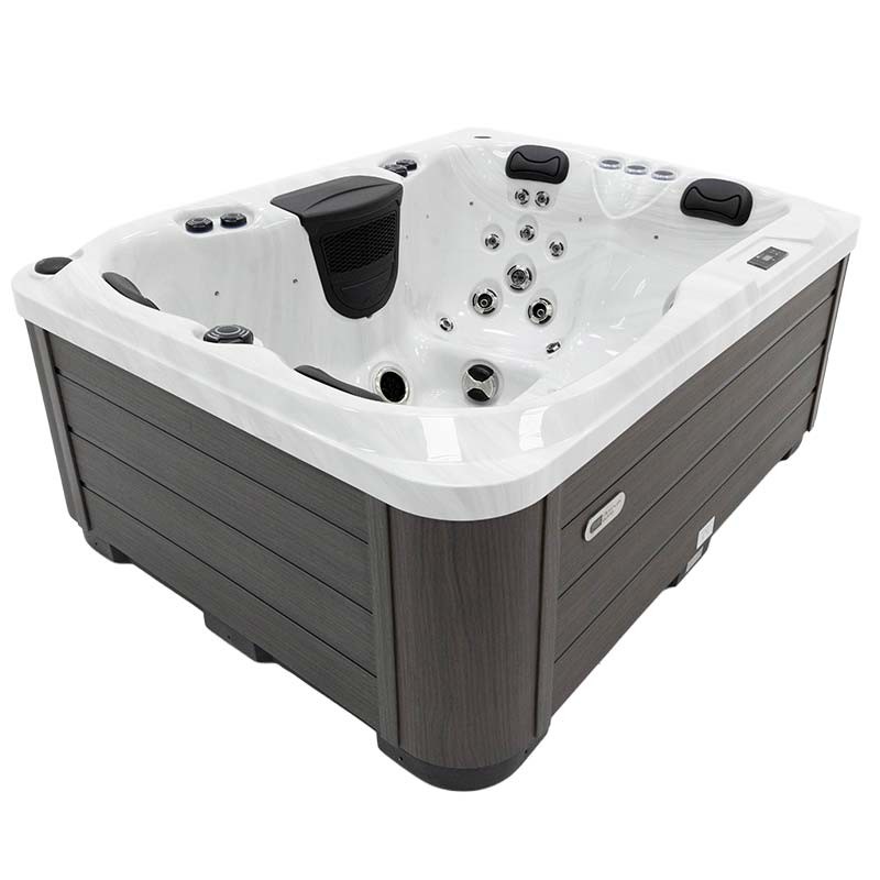 Luxuriöser Whirlpool mit Düsen und Sitzen.