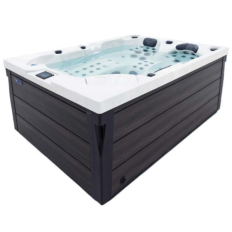 Moderner Whirlpool mit Wasser und Düsen