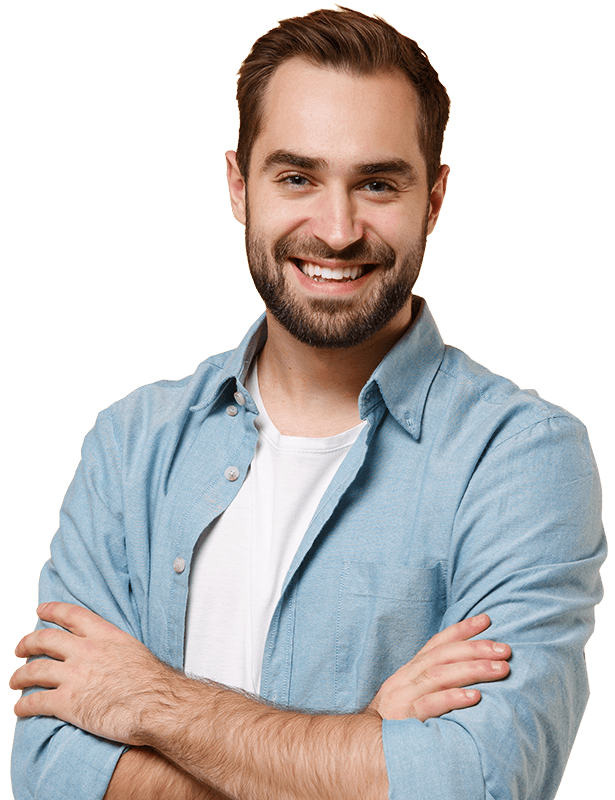 Lächelnder Mann in blauem Hemd mit verschränkten Armen.