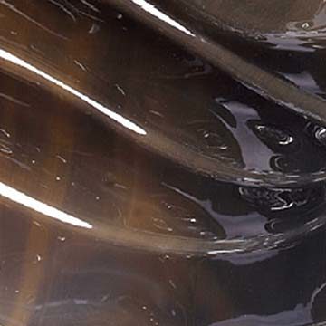 Nahaufnahme einer glänzenden Oberfläche mit Lichtreflexionen.